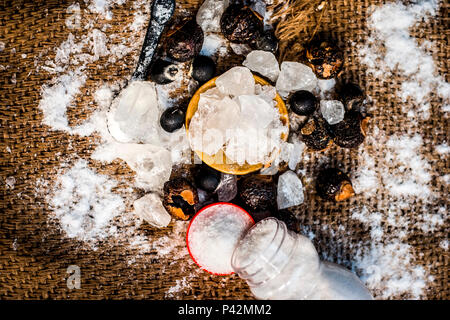 Close up di allume cristallizzato,allume di potassio e la sua polvere con dado di sapone,Sapindus e sale,cloruro di sodio sono gli ingredienti tradizionali della toothpa Foto Stock