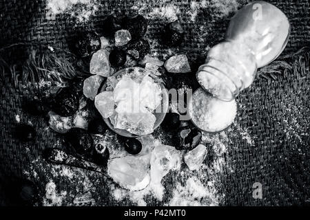 Close up di allume cristallizzato,allume di potassio e la sua polvere con dado di sapone,Sapindus e sale,cloruro di sodio sono gli ingredienti tradizionali della toothpa Foto Stock