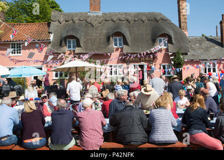 Street festa per celebrare nozze reali del principe Harry e Meghan Markle, Sorrel Horse Suffolk, Inghilterra, Regno Unito, 19 maggio 2018 il Duca e la Duchessa di Sussex Foto Stock