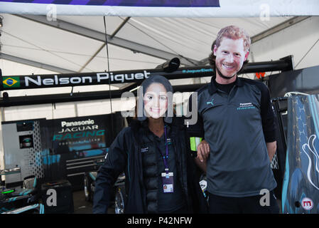 Berlino, Panasonic Jaguar Racing celebra il Royal Wedding sulla pit lane del BMW Berlin E-Prix Dove: Berlino, Germania Quando: 19 maggio 2018 Credit: IPA/WENN.com * * disponibile solo per la pubblicazione in UK, USA, Germania, Austria, Svizzera** Foto Stock