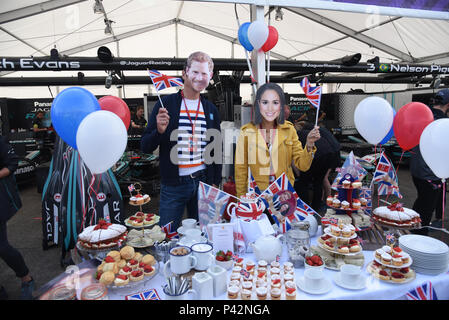 Berlino, Panasonic Jaguar Racing celebra il Royal Wedding sulla pit lane del BMW Berlin E-Prix Dove: Berlino, Germania Quando: 19 maggio 2018 Credit: IPA/WENN.com * * disponibile solo per la pubblicazione in UK, USA, Germania, Austria, Svizzera** Foto Stock