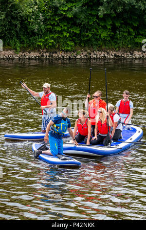 Stand Up Paddle boarding con ispirare a avventura sul fiume Wye a Monmouth. Foto Stock