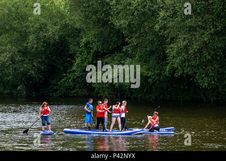 Stand Up Paddle boarding con ispirare a avventura sul fiume Wye a Monmouth. Foto Stock