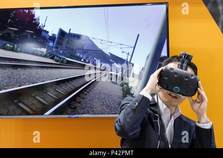 Un visitatore prove una realtà virtuale (VR) simulatore durante la ventiseiesima 3D & Virtual Reality Expo (IVR) in Tokyo Big Sight il 20 giugno 2018, Tokyo, Giappone. La mostra annuale IVR è la più grande fiera in Giappone che si concentra sul 3D e la realtà virtuale dell'industria. La mostra si terrà dal 20 giugno al 22. Credito: Rodrigo Reyes Marin/AFLO/Alamy Live News Foto Stock