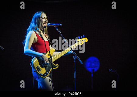 Copenhagen, Danimarca. Xix Jun, 2018.L'American pop rock band esegue un concerto dal vivo a TAP1 in Copenhagen. Qui il cantante e musicista Este Haim visto dal vivo sul palco. (Photo credit: Gonzales foto - Thomas RASMUSSEN). Credito: Gonzales foto/Alamy Live News Foto Stock