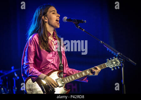 Copenhagen, Danimarca. Xix Jun, 2018.L'American pop rock band esegue un concerto dal vivo a TAP1 in Copenhagen. Qui il cantante e musicista Danielle Haim è visto dal vivo sul palco. (Photo credit: Gonzales foto - Thomas RASMUSSEN). Credito: Gonzales foto/Alamy Live News Foto Stock