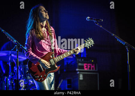 Copenhagen, Danimarca. Xix Jun, 2018.L'American pop rock band esegue un concerto dal vivo a TAP1 in Copenhagen. Qui il cantante e musicista Danielle Haim è visto dal vivo sul palco. (Photo credit: Gonzales foto - Thomas RASMUSSEN). Credito: Gonzales foto/Alamy Live News Foto Stock