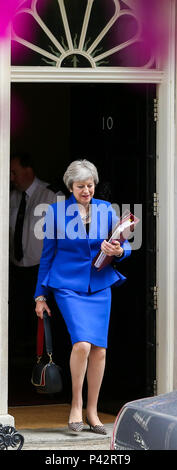 Downing Street. Londra. Regno Unito 20 Giugno 2018 - Il Primo Ministro Theresa Maggio si discosta dal numero 10 di Downing Street per frequentare il primo ministro di domande (PMQs) nella casa di Commons. Credito: Dinendra Haria/Alamy Live News Foto Stock