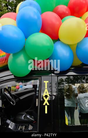 Glasgow, Scotland, Regno Unito. 20th, Giugno 2018. I taxi erano decorate con palloncini presso l'annuale corsa taxi tenendo i bambini disabili in un giorno di viaggio a Troon in Ayrshire. Foto Stock