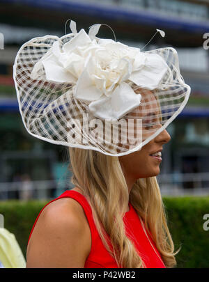 Royal Ascot, Berkshire, Regno Unito 20 Giugno 2018 cappelli colorati nella seconda giornata del Royal Ascot 20 giugno 2018 Credit John Beasley Foto Stock