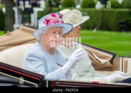Royal Ascot, Berkshire, Regno Unito 20 giugno 2018 HRH Queen Elizabeth arriva il secondo giorno di Royal Ascot 20 giugno 2018 Credit John Beasley Foto Stock