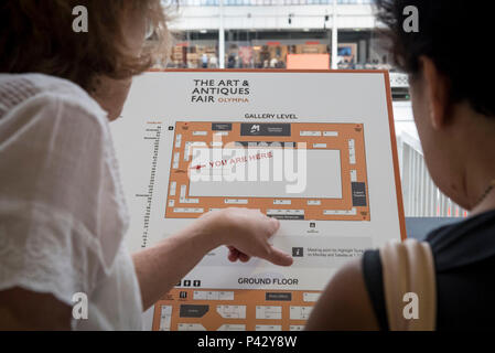 Londra, Regno Unito. Il 20 giugno 2018. Visitatori visualizza una mappa all'arte & Antiquariato Olympia che corre 20 al 27 giugno a Kensington Olympia. Credito: Stephen Chung / Alamy Live News Foto Stock