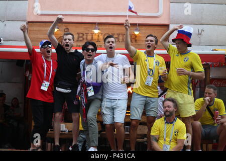 Nizhny Novgorod, Russia. 19 giugno 2018. Ventole celebrando la vittoria di russo. Russi tifosi festeggiare la vittoria del loro team che ha battuto in Egitto (3-1) durante la Russia di seconda Gruppo a corrispondere alla Coppa del Mondo FIFA 2018 Credit: SOPA Immagini limitata/Alamy Live News Foto Stock