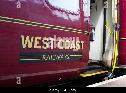 Oxenholme, Lake District, UK. Xx Giugno, 2018. Costa occidentale del patrimonio delle ferrovie slam-pullman porta in uso sul ramo di Windermere. Charles Allen/Alamy Live News Foto Stock