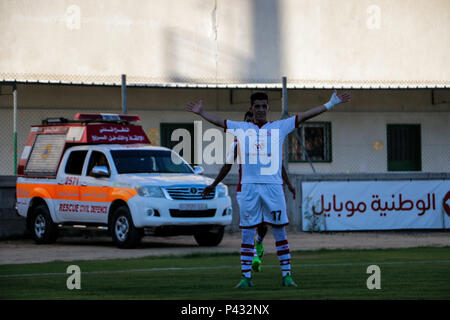 La striscia di Gaza, la Palestina. Il 20 giugno 2018. Il match finale per la Palestina Cup si svolge in Palestina Stadium di Gaza City tra il Club Giovani di Khan Yunis e la Hilal Al Quds Club. Xx Giugno, 2018. La partita si è conclusa con la vittoria del Khan Yunis Club 3-2. Khan Yunis è un team con base a Gaza, mentre Hilal Al-Quds Club è un palestinese football team basato in Gerusalemme Credito: Ahmad Hasaballah/IMAGESLIVE/ZUMA filo/Alamy Live News Foto Stock