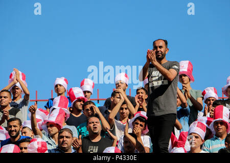 Il pubblico palestinese cheers durante il gioco. Il match finale per la coppa della Palestina in Palestina Stadium di Gaza City tra il Club Giovani di Khan Younis e Hilal Al Quds Club e la vittoria è stata per il Khan Younis Youth Club 3-2 Foto Stock