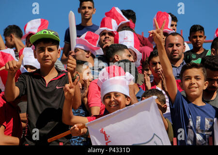 La striscia di Gaza, la Palestina. Xx Giugno, 2018. Il pubblico palestinese cheers durante il gioco.La partita finale per la coppa della Palestina in Palestina Stadium di Gaza City tra il Club Giovani di Khan Younis e Hilal Al Quds Club e la vittoria è stata per il Khan Younis Youth Club 3-2 Credito: Ahmad Kh.Hasaballah SOPA/images/ZUMA filo/Alamy Live News Foto Stock