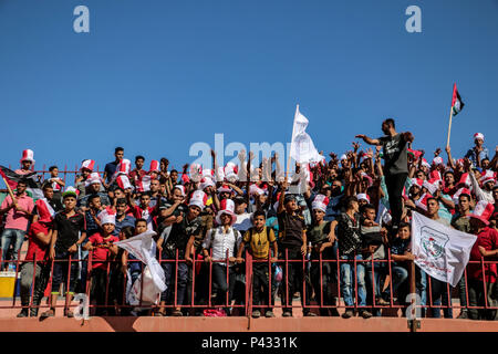 La striscia di Gaza, la Palestina. Xx Giugno, 2018. Il pubblico palestinese cheers durante il gioco.La partita finale per la coppa della Palestina in Palestina Stadium di Gaza City tra il Club Giovani di Khan Younis e Hilal Al Quds Club e la vittoria è stata per il Khan Younis Youth Club 3-2 Credito: Ahmad Kh.Hasaballah SOPA/images/ZUMA filo/Alamy Live News Foto Stock