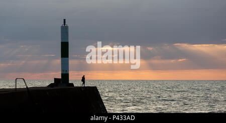 Aberystwyth, Ceredigion, Wales, Regno Unito 20 Giugno 2018 UK Meteo: il sole che tramonta sulla costa occidentale di Aberystwyth alla vigilia del solstizio d'estate. © Ian Jones/Alamy Live News. Foto Stock