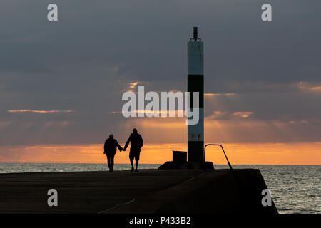 Aberystwyth, Ceredigion, Wales, Regno Unito 20 Giugno 2018 UK Meteo: il sole che tramonta sulla costa occidentale di Aberystwyth alla vigilia del solstizio d'estate. © Ian Jones/Alamy Live News. Foto Stock