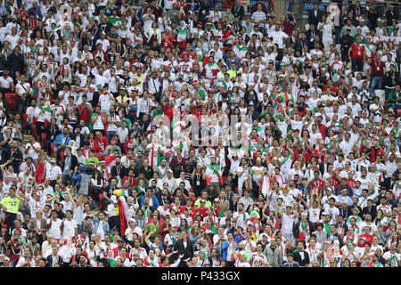 Kazan, Russia. Xx Giugno, 2018. Iran sostenitori il tifo per la loro squadra durante la Coppa del Mondo FIFA 2018 Gruppo B partita di calcio tra Iran e la Spagna a Kazan Arena, a Kazan, Russia, 20 giugno 2018. Credito: Saeid Zareian/dpa/Alamy Live News Foto Stock