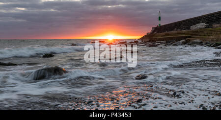 Aberystwyth, Ceredigion, Wales, Regno Unito 20 Giugno 2018 UK Meteo: il sole che tramonta sulla costa occidentale di Aberystwyth alla vigilia del solstizio d'estate. © Ian Jones/Alamy Live News. Foto Stock