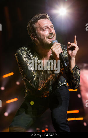 Milano Italia. Il 20 giugno 2018. Il cantante pop italiana-cantautore Cesare Cremonini si esibisce dal vivo sul palco allo Stadio San Siro durante il 'Stadi 2018 Tour' Foto Stock