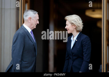Washington, Stati Uniti d'America. Xx Giugno, 2018. Stati Uniti Il Segretario della Difesa James Mattis (L) incontra il ministro tedesco della difesa, Ursula von der Leyen al Pentagono Giugno 20, 2018. Credito: Ting Shen/Xinhua/Alamy Live News Foto Stock