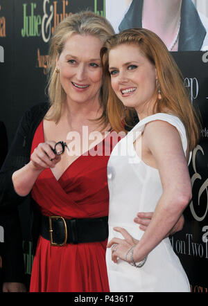 Meryl Streep e Amy Adams - Julie & Julia Premiere al Westwood Village Theatre di Los Angeles. - 03 AdamsAmy StreepMeryl 03.jpg03 AdamsAmy StreepMeryl 03 evento nella vita di Hollywood - California, tappeto rosso Evento, STATI UNITI D'AMERICA, industria cinematografica, celebrità, fotografia, Bestof, arte cultura e intrattenimento, Topix celebrità moda, migliori della vita di Hollywood, evento nella vita di Hollywood - California, moquette rossa e dietro le quinte, movie celebrità, personaggi televisivi, musica celebrità, Topix, attori da lo stesso film e cast co star insieme. inchiesta tsuni@Gamma-USA.com, Credito Tsuni / Foto Stock