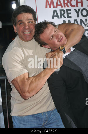 Lou Ferrigno e Jason Segel - Ti amo, uomo Premiere al Westwood Village Theatre di Los Angeles. - 03 SegelJason FerrignoLou 03.jpg03 SegelJason FerrignoLou 03 evento nella vita di Hollywood - California, tappeto rosso Evento, STATI UNITI D'AMERICA, industria cinematografica, celebrità, fotografia, Bestof, arte cultura e intrattenimento, Topix celebrità moda, migliori della vita di Hollywood, evento nella vita di Hollywood - California, moquette rossa e dietro le quinte, movie celebrità, personaggi televisivi, musica celebrità, Topix, attori da lo stesso film e cast co star insieme. inchiesta tsuni@Gamma-USA.com, Credito T Foto Stock