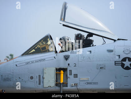 Primo Lt. Shannon Smith, 25th Fighter Squadron pilota, si prepara per il decollo prima di un allenamento sortie a Osan Air Base, Repubblica di Corea, 9 giugno 2016. Smith piloti una A-10 Thunderbolt II, che è un unico sedile, due-motore, chiudere il supporto aereo aereo che è stato in servizio a partire dagli anni settanta. (U.S. Air Force foto di Senior Airman Victor J. Caputo/rilasciato) Foto Stock