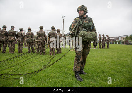 Il tedesco jumpmasters distribuire un paracadute durante sostenuta airborne formazione prima che le operazioni di volo da un finto C-160 Transall durante la 72anniversario del D-Day, Sainte-Mere-Eglise, Francia, giugno 4, 2016. Il Salto è condotta per commemorare il sacrificio dei soldati durante la II Guerra Mondiale, e di favorire e alimentare degli Stati Uniti e le relazioni tedesche, sviluppare l'interoperabilità durante il corso di formazione e di fornire una base per le future operazioni in formazione e in ambienti reali. (U.S. Esercito foto di Spc. Tracy McKithern/rilasciato) Foto Stock