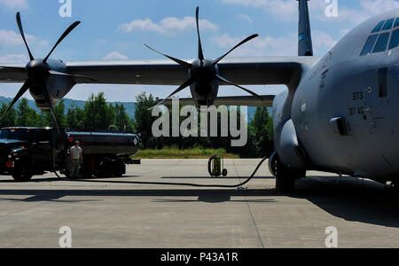 Airman 1. Classe Zachary Hensley, 86disponibilità logistica squadrone operatore di carburanti, combustibili una C-130J Super Hercules Giugno 9, 2016, a Ramstein Air Base, Germania. Avieri dal 86º LRS ha fornito il supporto durante la fase di esercizio Risposta rapida 2016 attraverso il continuo rifornimento di aeromobili per consentire una costante partecipazione durante l'evento. (U.S. Air Force foto/Senior Airman Larissa Greatwood) Foto Stock