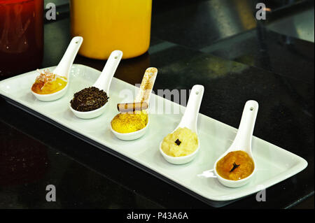 Docinhos de colher (brigadeiro, beijinho, doce de abóbora). São Paulo/ SP, Brasile. Data: 14/06/2010. Foto: David Santos Jr. / Fotoarena. Foto Stock