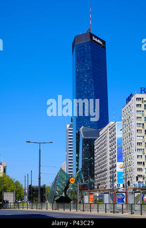 Varsavia, Masovia / Polonia - 2018/06/08: vista panoramica del centro città con grattacieli moderni - Q22 a 22 Jana Pawla II street Foto Stock