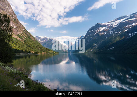 Lago Lovatnet , Stryn, con Bødalsbreen (sinistra) e Kjenndalsbreen (destra) un preferito località turistica nella parte occidentale della Norvegia Foto Stock