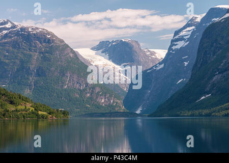 Lago Lovatnet , Stryn, con Bødalsbreen (sinistra) e Kjenndalsbreen (destra) un preferito località turistica nella parte occidentale della Norvegia Foto Stock