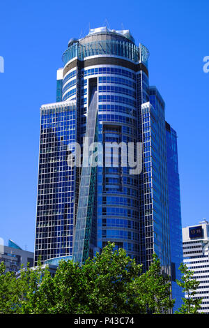 Varsavia, Masovia / Polonia - 2018/06/08: vista panoramica del centro della città con un moderno grattacielo Spektrum a 18 Twarda street Foto Stock