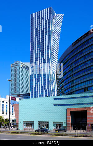 Varsavia, Masovia / Polonia - 2018/06/08: vista panoramica del centro della città con un moderno grattacielo a vela all'Zlota 44 e cultura e Intercontinental Hotel Foto Stock