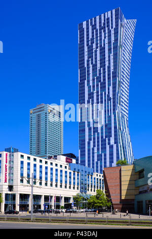 Varsavia, Masovia / Polonia - 2018/06/08: vista panoramica del centro della città con un moderno grattacielo a vela all'Zlota 44 e cultura e Intercontinental Hotel Foto Stock