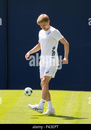 David Goffin del Belgio ha un kick intorno prima la sessione di pratica durante il giorno 3 dell'albero di febbre i campionati di tennis presso il Queen's Club di Londra, Foto Stock