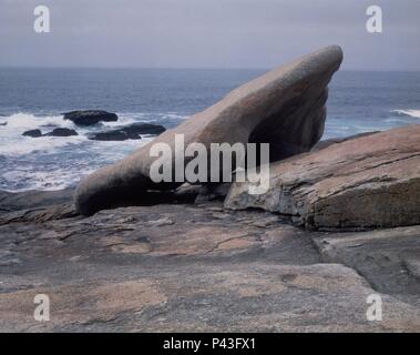 PIEDRA DE ABALAR - SUPUESTO TIMON DE LA BARCA EN LA QUE LLEGO LA VIRGEN. Posizione: esterno, MUGIA / MUXIA, CORUÑA, Spagna. Foto Stock