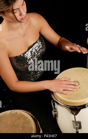 Giovane donna giocando conga in una band Foto Stock
