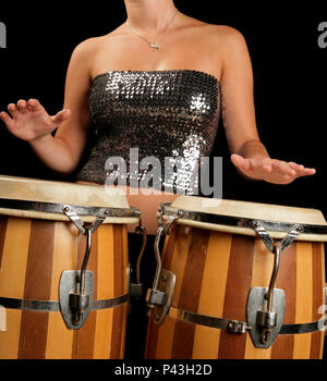 Giovane donna giocando conga in una band Foto Stock