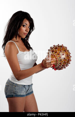 Giovane donna brasiliana la riproduzione del shekere Foto Stock