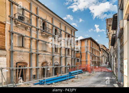 Edifici danneggiati nel 2009 L'Aquila terremoto, protetto da travi metalliche, 2018 vista, Piazza Duomo, L'Aquila, Abruzzo, Italia Foto Stock