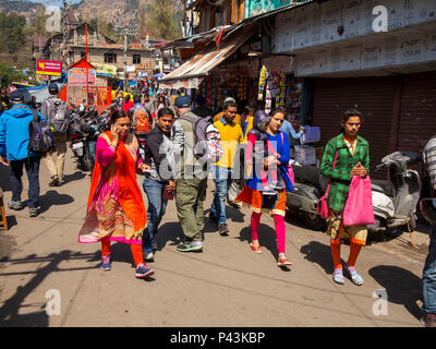 Scena di strada a Bara Bazar, Nainital, Uttarakhand, India Foto Stock