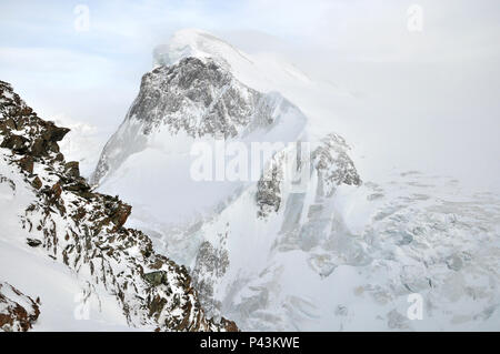 La vista maestosa del Monte Lyskamm nelle Alpi Pennine giacente sul confine tra Svizzera e Italia Foto Stock