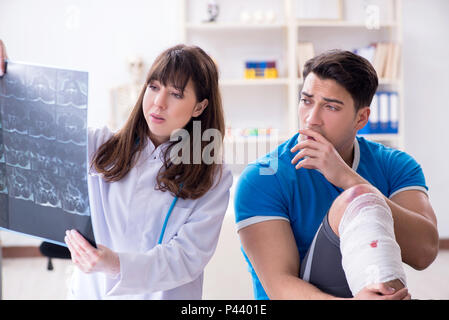 Sports player visitando medico dopo la lesione Foto Stock