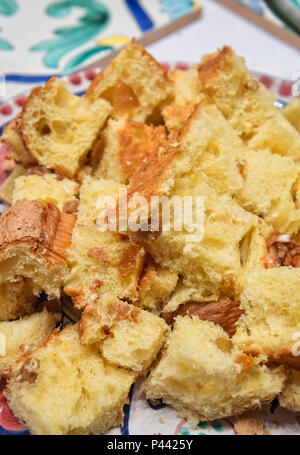 Panettone natalizio su una piastra Foto Stock